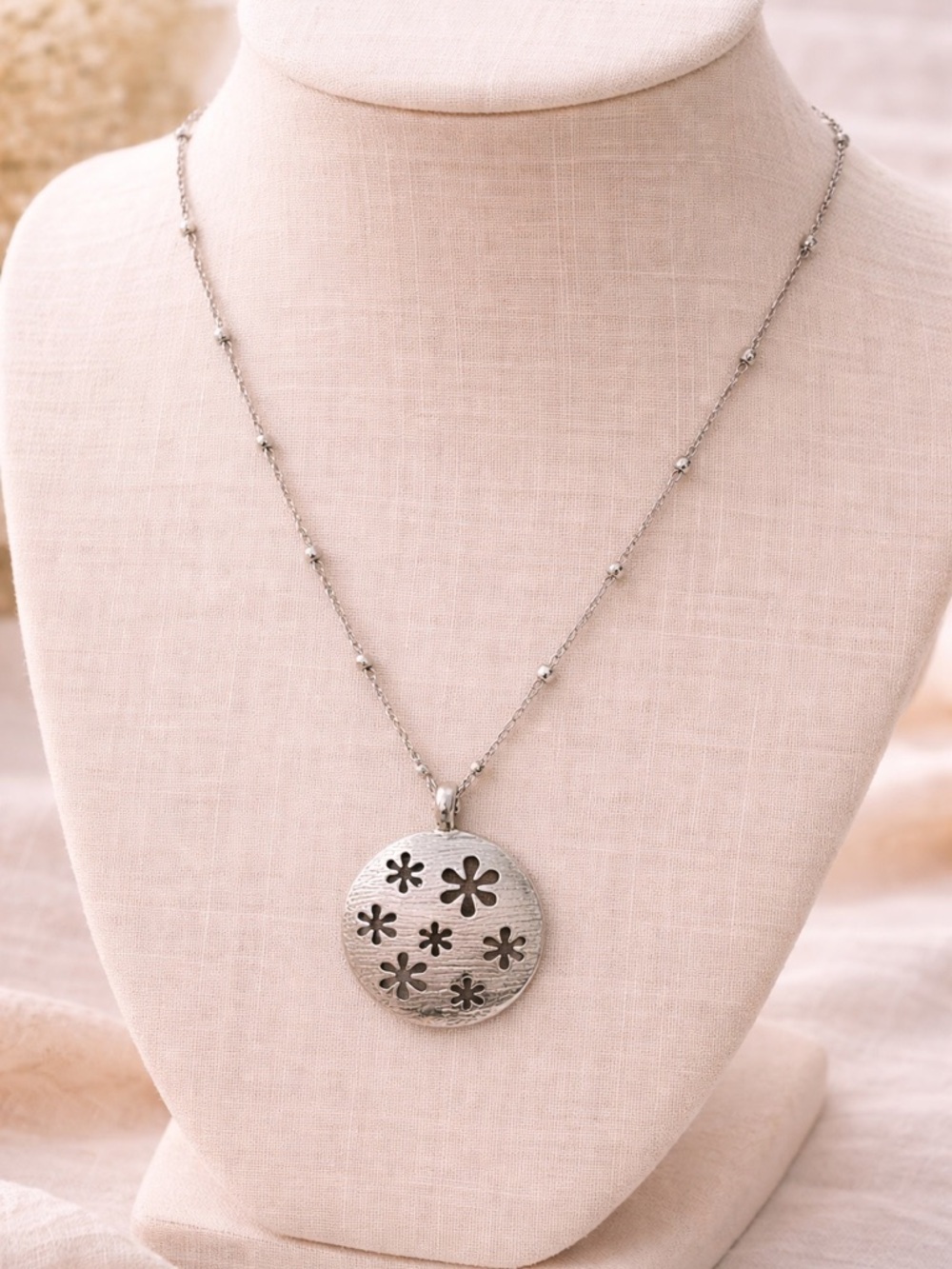 Lia Sophia “Baby’s Breath” Silver-Tone Floral Round Pendant Necklace-Retired - Picture 4 of 5